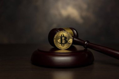 Yargıç tokmak, ahşap padestal kürsüye altın bitcoin