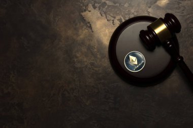 Gümüş ethereum yalan arka plan üzerinde Yargıç tokmak ile