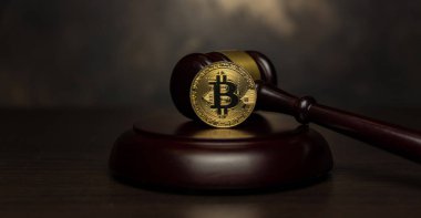  Yargıç tokmak, ahşap padestal kürsüye altın bitcoin
