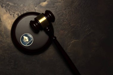 Gümüş ethereum yalan arka plan üzerinde Yargıç tokmak ile