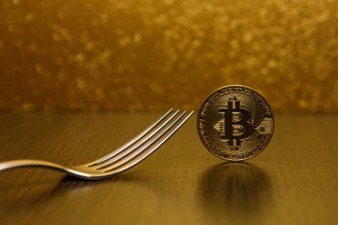 Bitcoin - gümüş çatal ile kripto para birimi