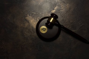  Yargıç tokmak agen zemin üzerine altın bitcoin yalan