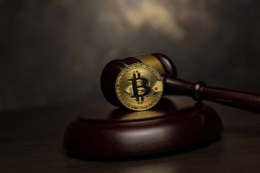  Yargıç tokmak, ahşap padestal kürsüye altın bitcoin