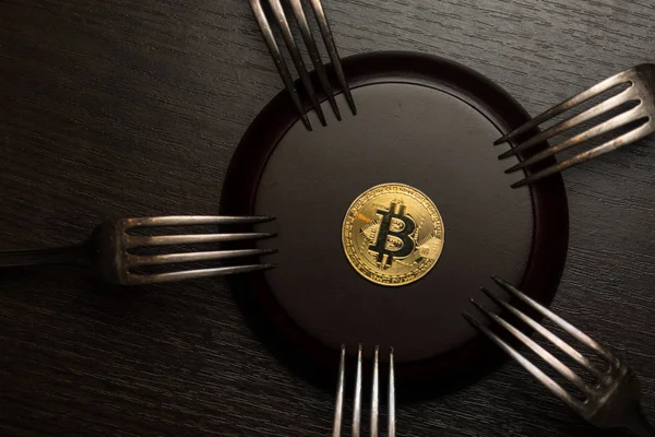  Gümüş çatal ile altın bitcoin 