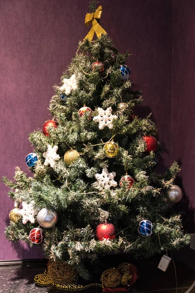 Kerstboom Met Gekleurde Ballen — Stockfoto