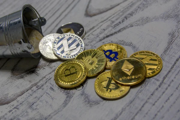 Goldener Bitcoin Und Andere Kryptowährung Spielzeug Metalleimer — Stockfoto