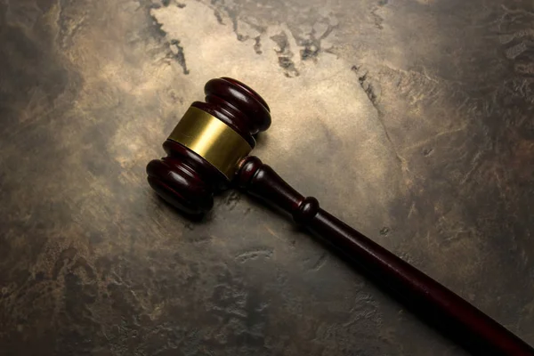 Yargıç tokmak bronz arka plan üzerinde