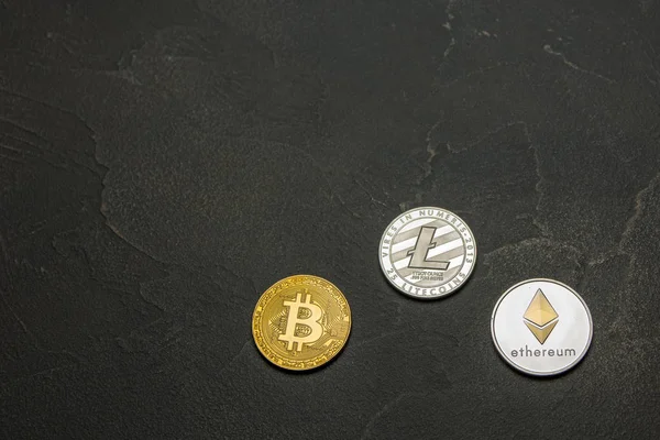 Bitcoins Litecoin Und Ethereum Auf Altem Holzgrund — Stockfoto