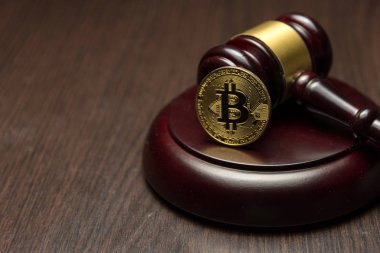  Yargıç tokmak ahşap kaide üzerinde altın bitcoin