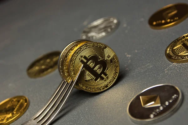  Altın bitcoins ve diğer cryptoccurrency gümüş çatal ile yalan