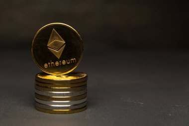Altın ethereum sikke yığını üzerinde durmak