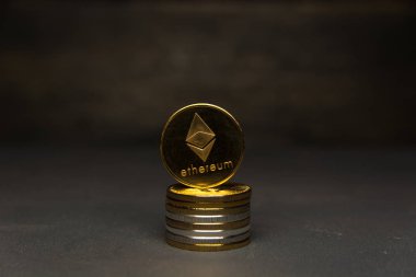 Altın ethereum sikke yığını üzerinde durmak