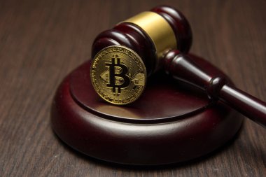  Yargıç tokmak ahşap kaide üzerinde altın bitcoin