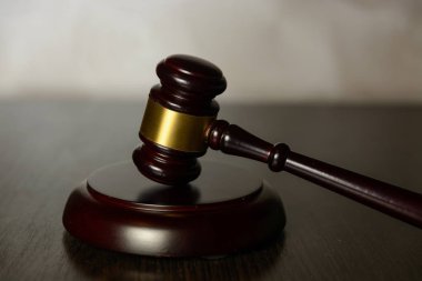 Yargıç tokmak arka plan üzerinde