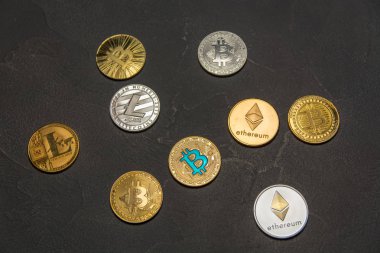  Bitcoins, litecoin ve ethereum yalan eski koyu arka plan üzerine