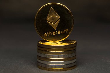 Altın ethereum sikke yığını üzerinde durmak