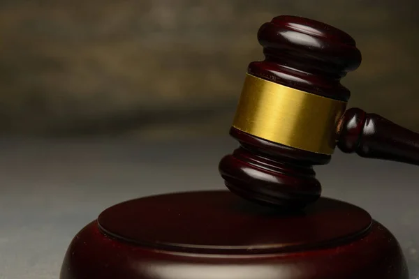 Yargıç tokmak arka plan üzerinde