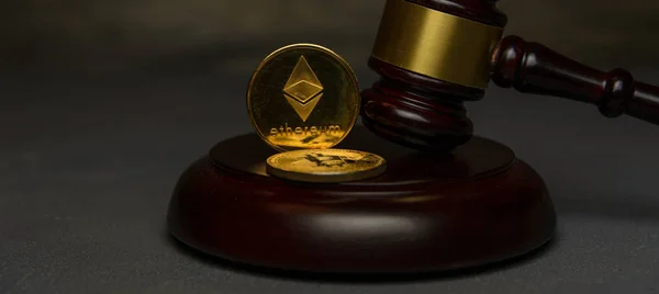 Kryptowährung Ethereum neben Richtergabel — Stockbild Kryptowährung Ethereum Neben Richtergabel — Stockfoto