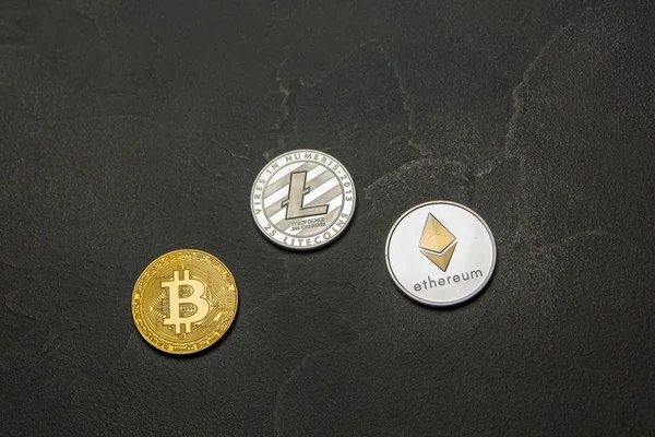 Bitcoins Litecoin Und Ethereum Liegen Auf Altem Dunklen Hintergrund — Stockfoto