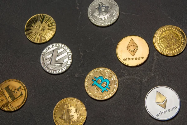 Bitcoins Litecoin Und Ethereum Liegen Auf Altem Dunklen Hintergrund — Stockfoto