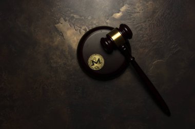  Altın monero yalan arka plan üzerinde Yargıç tokmak ile
