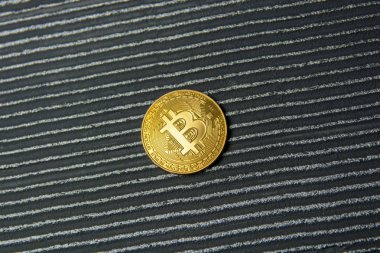  Altın bitcoin yalan çizgili arka plan üzerine