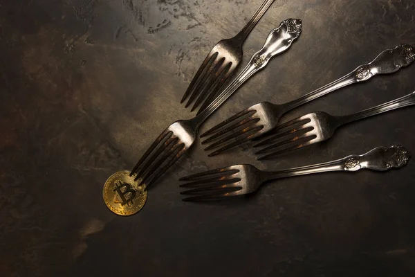 Zlatá Bitcoin Stříbrné Vidličky — Stock fotografie