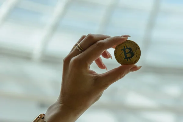 Imagen Recortada Mujer Sosteniendo Bitcoin Oro — Foto de Stock