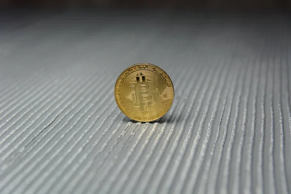 Goldener Bitcoin Stand Auf Gestreiftem Hintergrund — Stockfoto