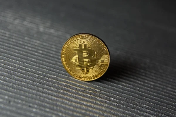 Zlatý Bitcoin Stojí Pruhovaném Pozadí Stock Snímky