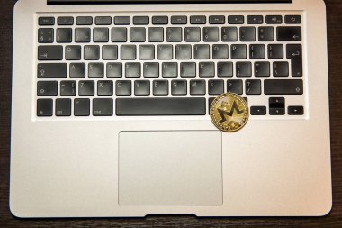  Gümüş laptop altın monero