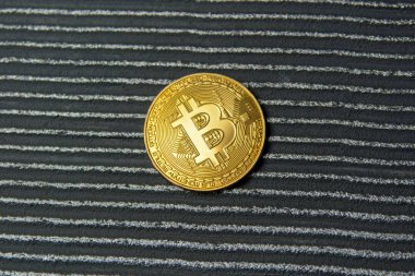  Altın bitcoin yalan çizgili arka plan üzerine