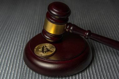  Altın bitcoin yalan Yargıç tokmak ile ahşap kaide üzerine