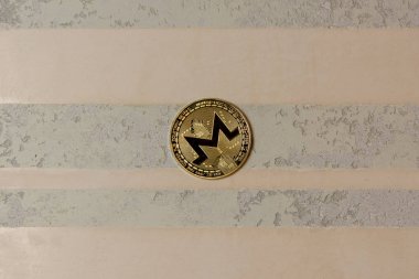  arka plan maded üzerinden dekoratif sıva üzerinde altın monero