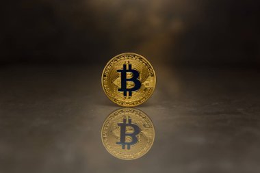  Koyu arka plan üzerinde altın bitcoin