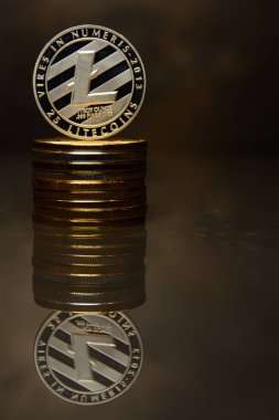Gümüş Litecoin ve yansıtıcı yüzey üzerinde sikke yığını
