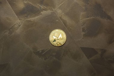  arka plan maded üzerinden dekoratif sıva üzerinde altın monero
