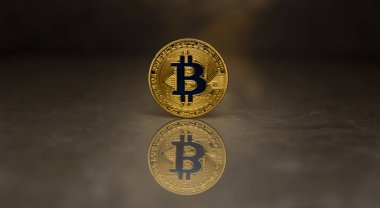  Koyu arka plan üzerinde altın bitcoin