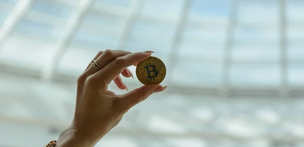 Imagen Recortada Mujer Sosteniendo Bitcoin Oro — Foto de Stock