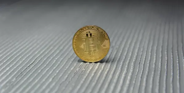 Bitcoin Dourado Fundo Listrado — Fotografia de Stock