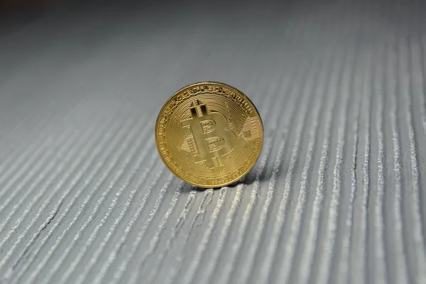 Bitcoin Dourado Fundo Listrado — Fotografia de Stock