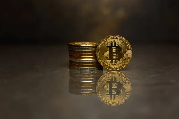 Golden Bitcoin Pile Coins Reflective Surface — Stock Photo, Image