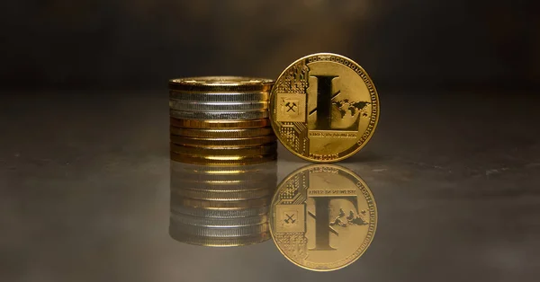 Золотой Litecoin Куча Монет Отражающей Поверхности — стоковое фото