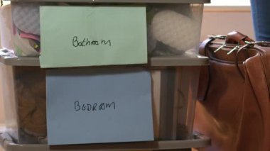 Yeni evdeki bavul ve kutuları boşaltan kadın seçici odaklanma görüntüsü verdi