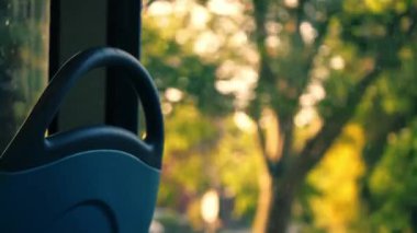 Şehir içi otobüs yolculuğu 4k seçici odak noktası