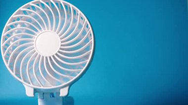 Masa vantilatörü havalı mavi arkaplan ortamında 4k çekim seçici odak