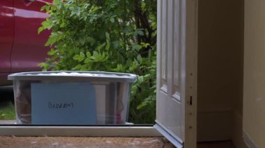 Plastik kutuları olan kadın yeni ev ortamına taşınıyor seçici odak noktası