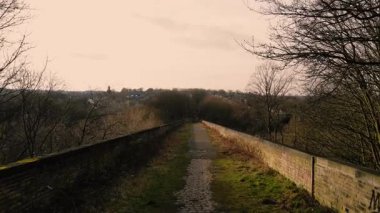 Terk edilmiş şehir viaduct köprüsü geniş zoom drone hava görüntüsü seçici odak noktası