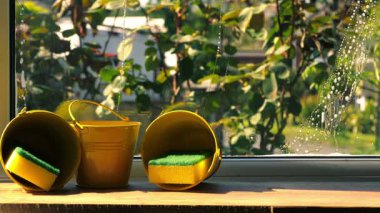 Bahar temizliği sabunlu sabun köpüğü ile camları yıkamak 4K seçici odak noktası