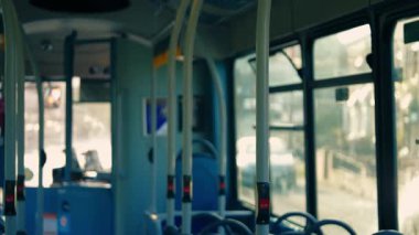 Şehir içi otobüs yolculuğu 4k seçici odak noktası